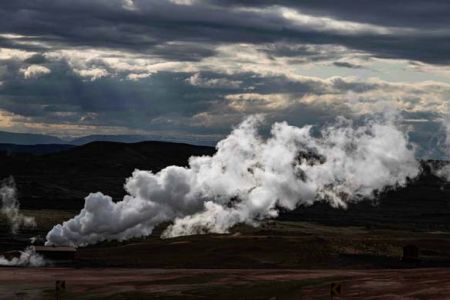 gepflasterte Straße mit parkenden Autos an der Seite